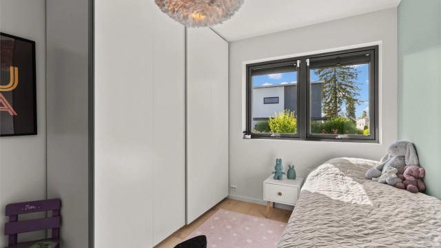 Rommet er utrustet med romslig skyvedørsgarderobe.