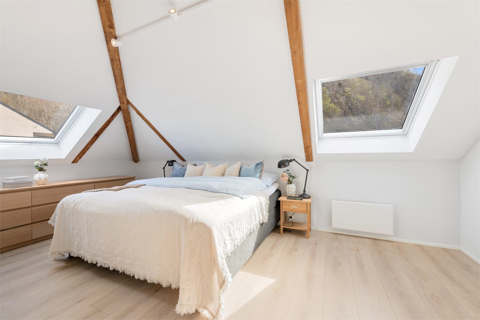 Hovedsoverommet er på ca. 17 kvm og har god plass til møblering