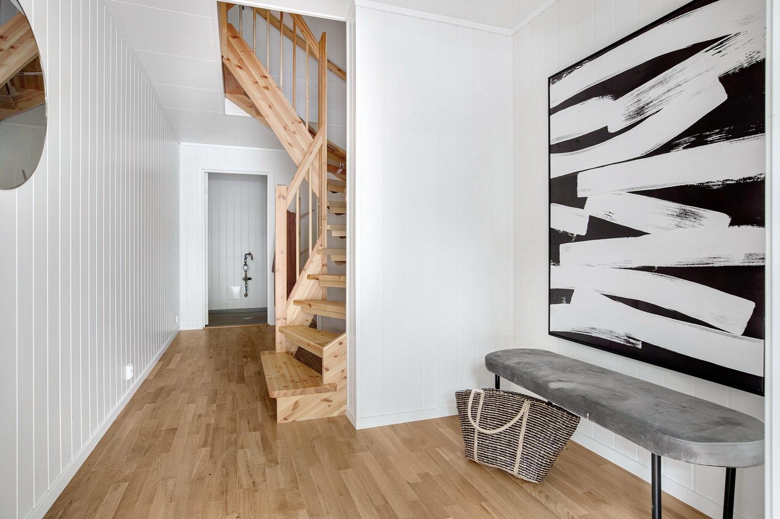 Innerst i gangen er det en bod med sluk ( bilde er fra 4A så materialvalgene på gulv kan varierer).