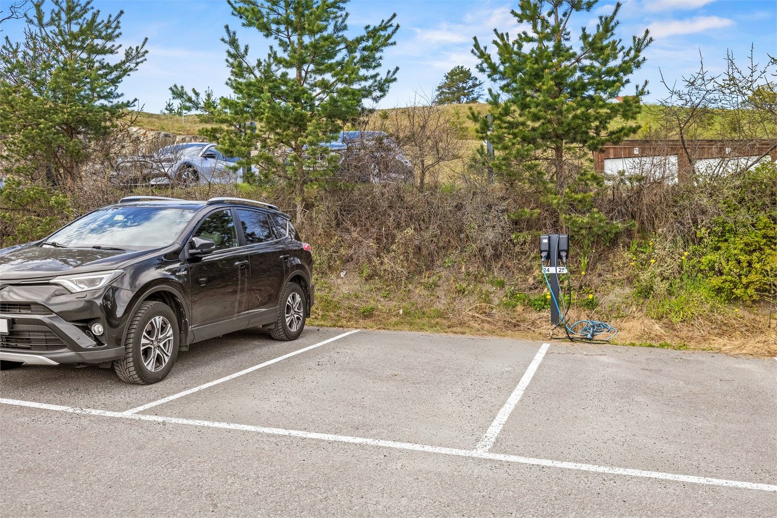 Til boligen hører en fast parkeringsplass (nr. 24) med elbillader.