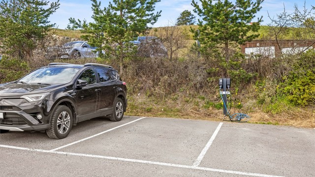 Til boligen hører en fast parkeringsplass (nr. 24) med elbillader.