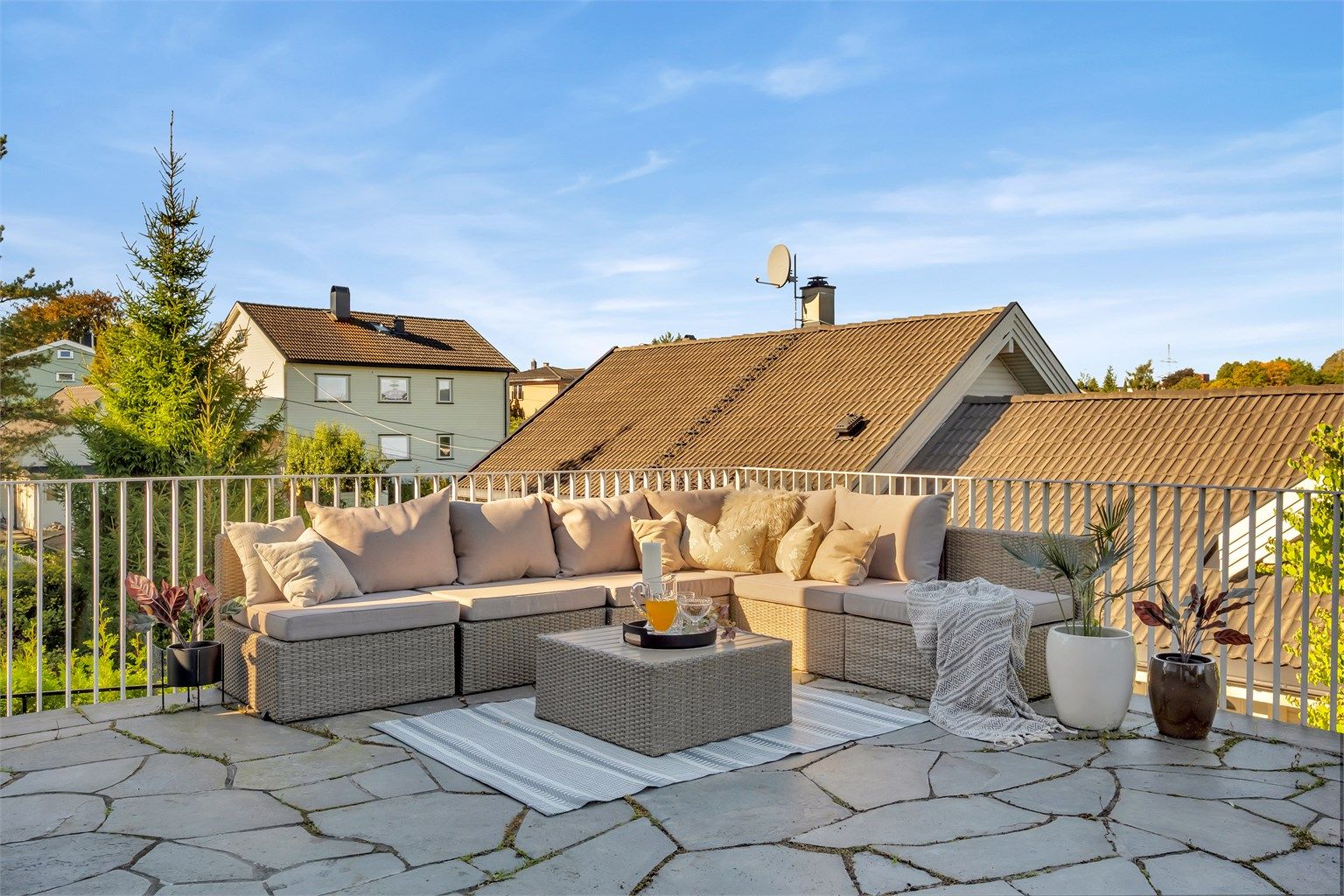 Stor terrasse på 34 kvm med flott utsikt og gode solforhold - et perfekt sted for late sommerdager!