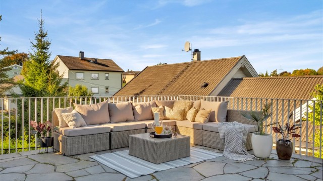 Stor terrasse på 34 kvm med flott utsikt og gode solforhold - et perfekt sted for late sommerdager!