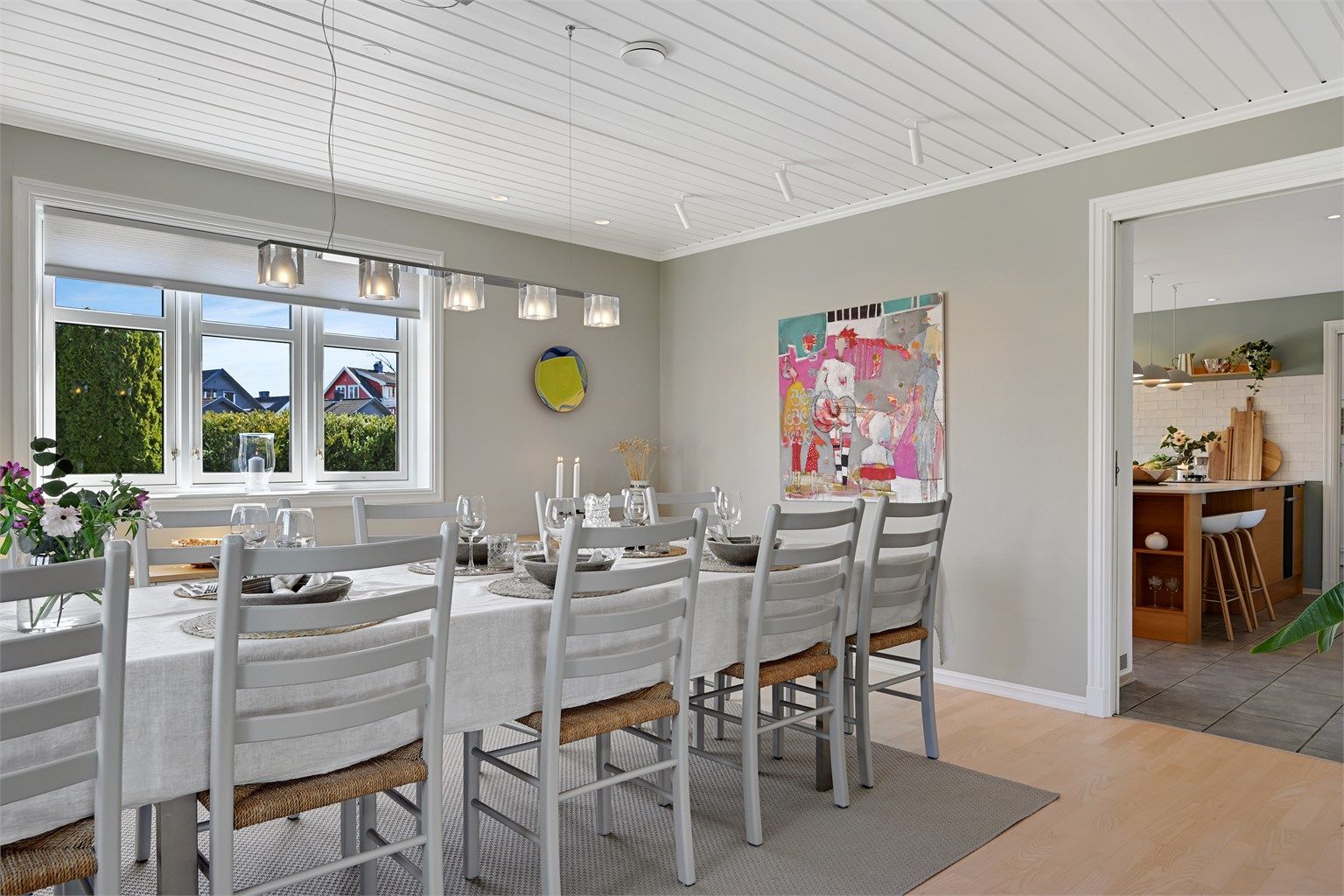 Spisestuen har god plass til langbord for store selskaper.