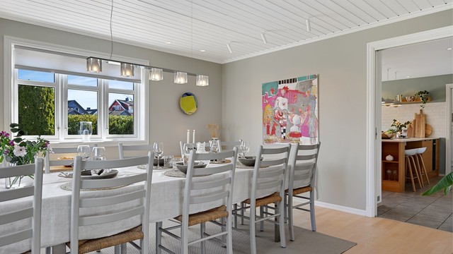 Spisestuen har god plass til langbord for store selskaper.