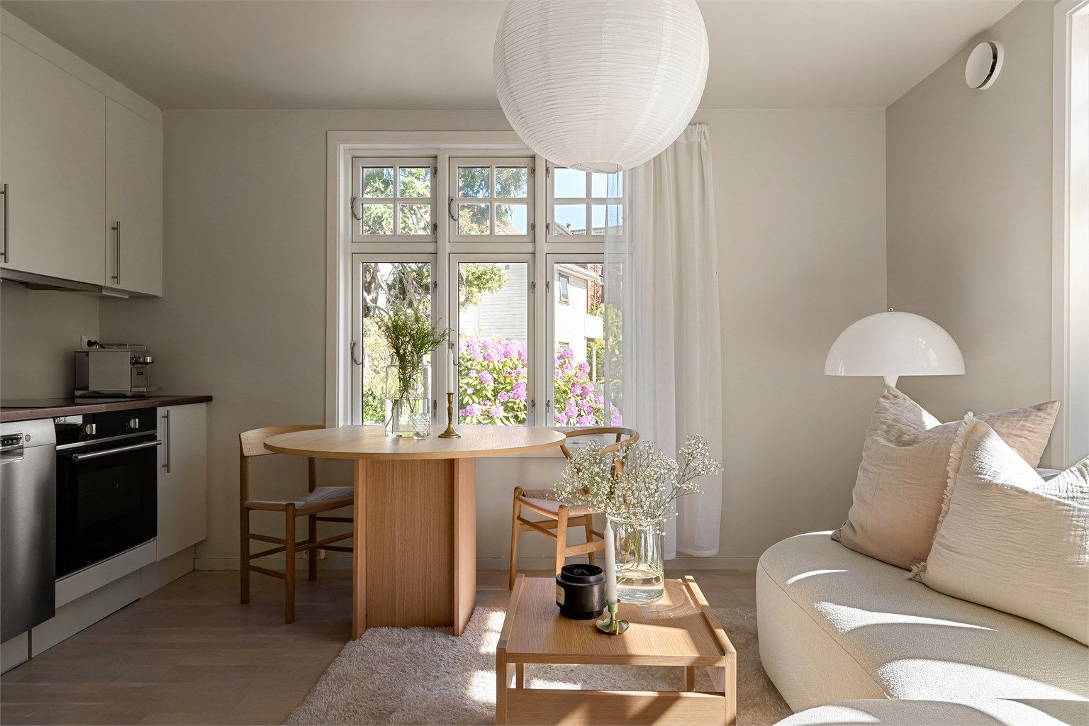 Leiligheten er gjennomgående med fint lysinnslipp fra store vindusflater. 