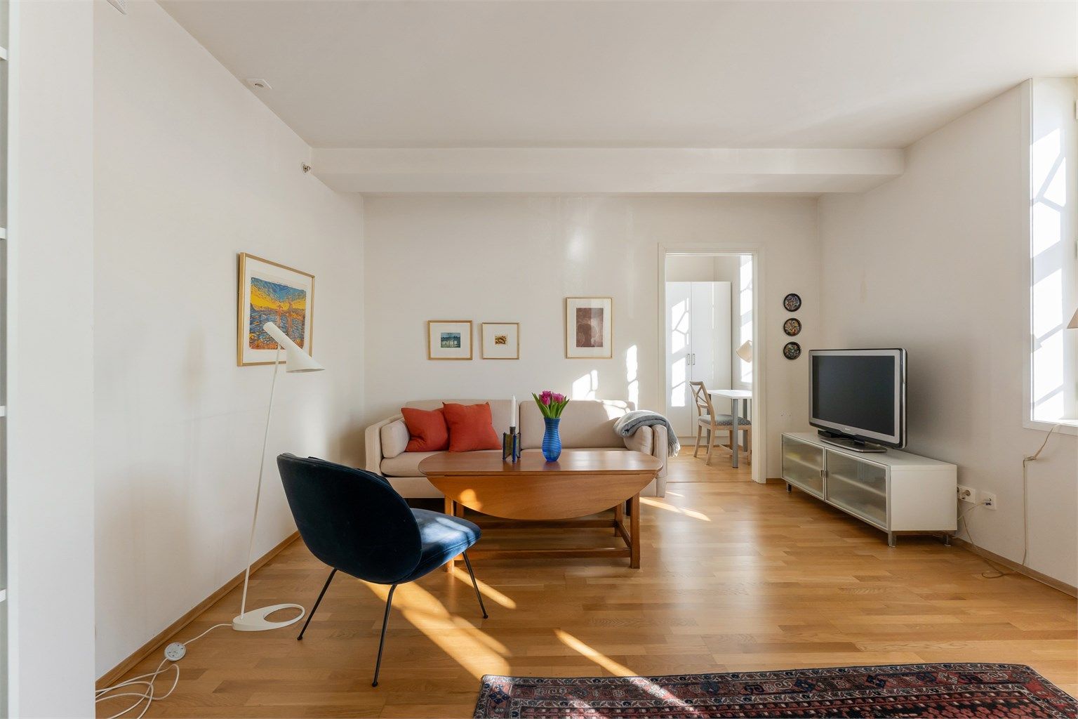 Stuen har en takhøyde på ca. 2,55 meter og behagelig vannbåren gulvvarme.