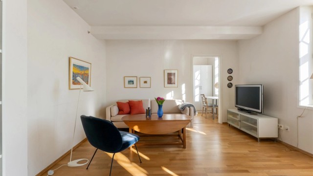 Stuen har en takhøyde på ca. 2,55 meter og behagelig vannbåren gulvvarme.