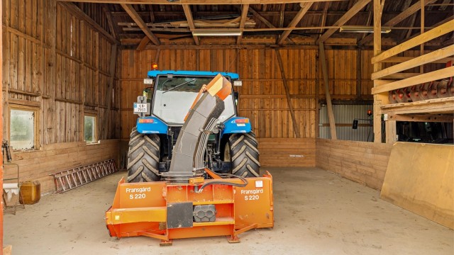 Innvendig rommer driftsbygningen stor lagringskapasitet og plass for traktorer og maskiner.