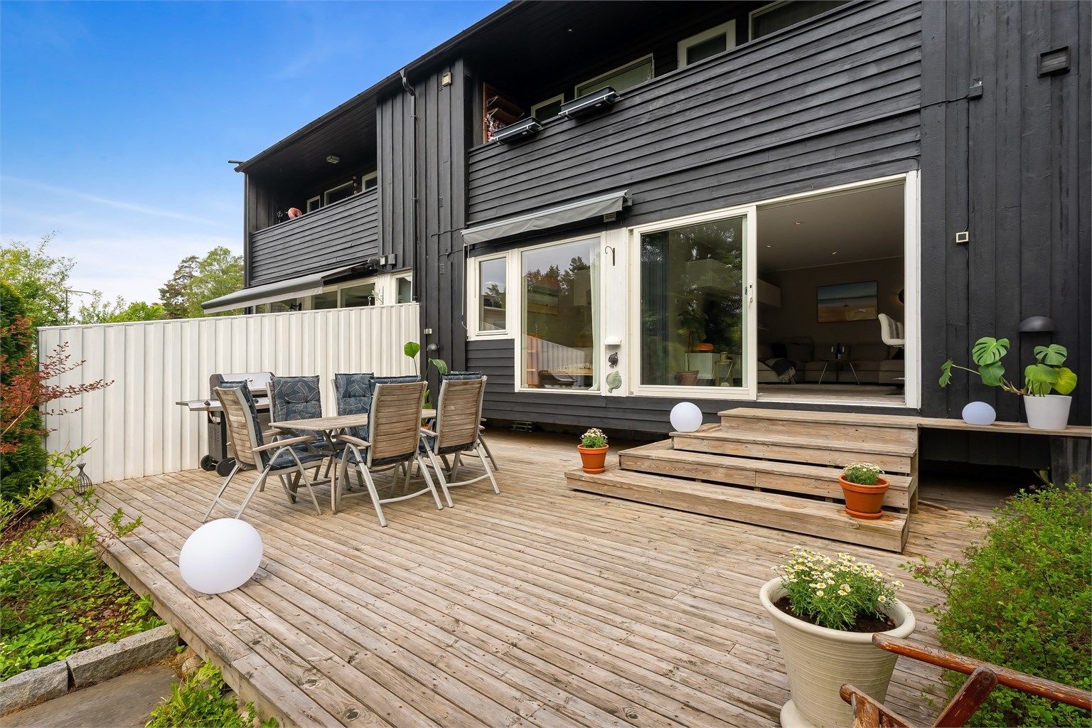 Herlig sydvestvendt terrasse på ca. 38 kvm med terrassebord i tre og adkomst til hageflekk