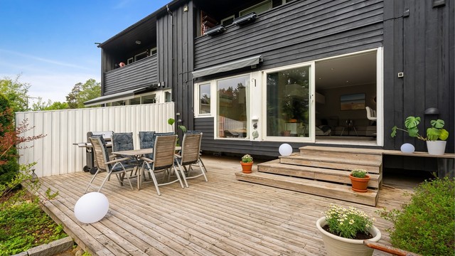 Herlig sydvestvendt terrasse på ca. 38 kvm med terrassebord i tre og adkomst til hageflekk