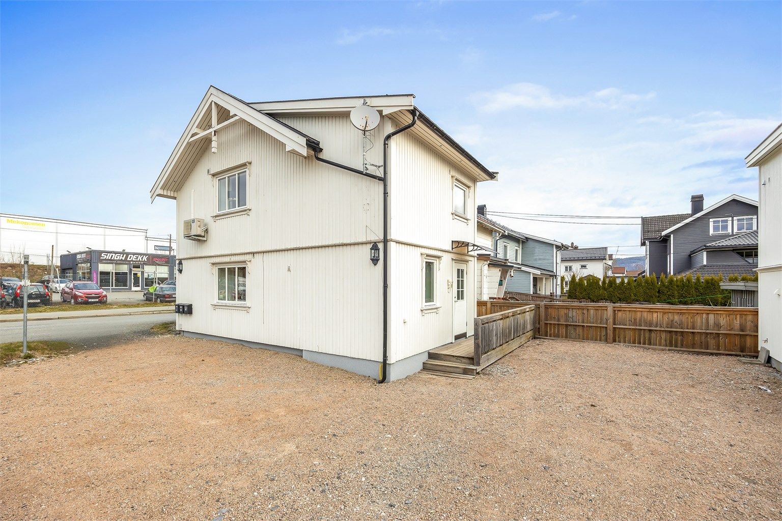 Eiendommen har en sentral og pendlervennlig beliggenhet på Lierstranda. 
Foto: Stine Jørgensen Prøitz
