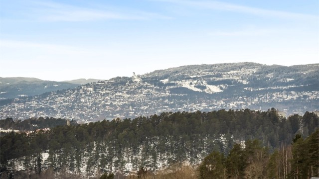 Holmenkollen kan skimtes i det fjerne.