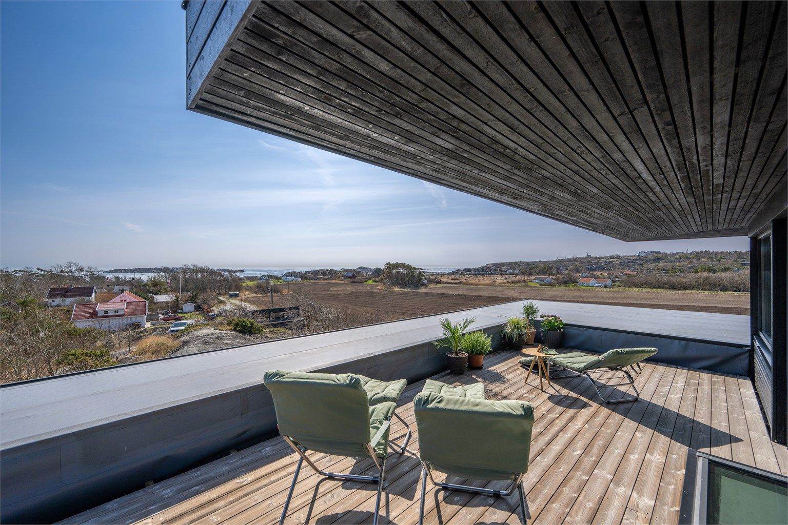 Eiendommen ligger på en høyde med spektakulær utsikt over naturskjønne omgivelser