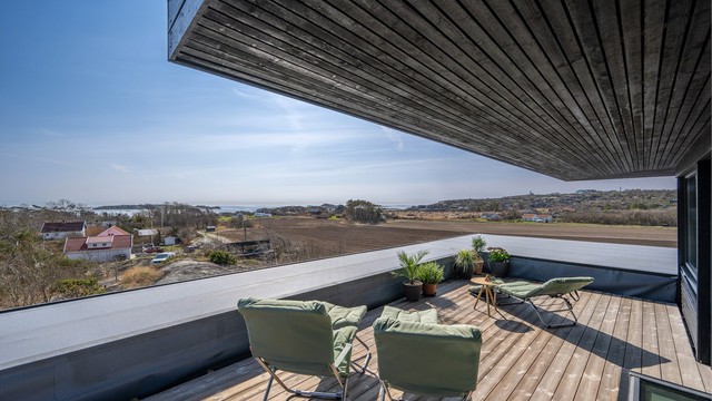 Eiendommen ligger på en høyde med spektakulær utsikt over naturskjønne omgivelser