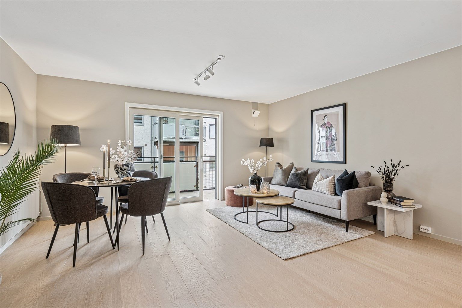 Leiligheten har åpen stue/kjøkkenløsning og utgang til en romslig balkong.