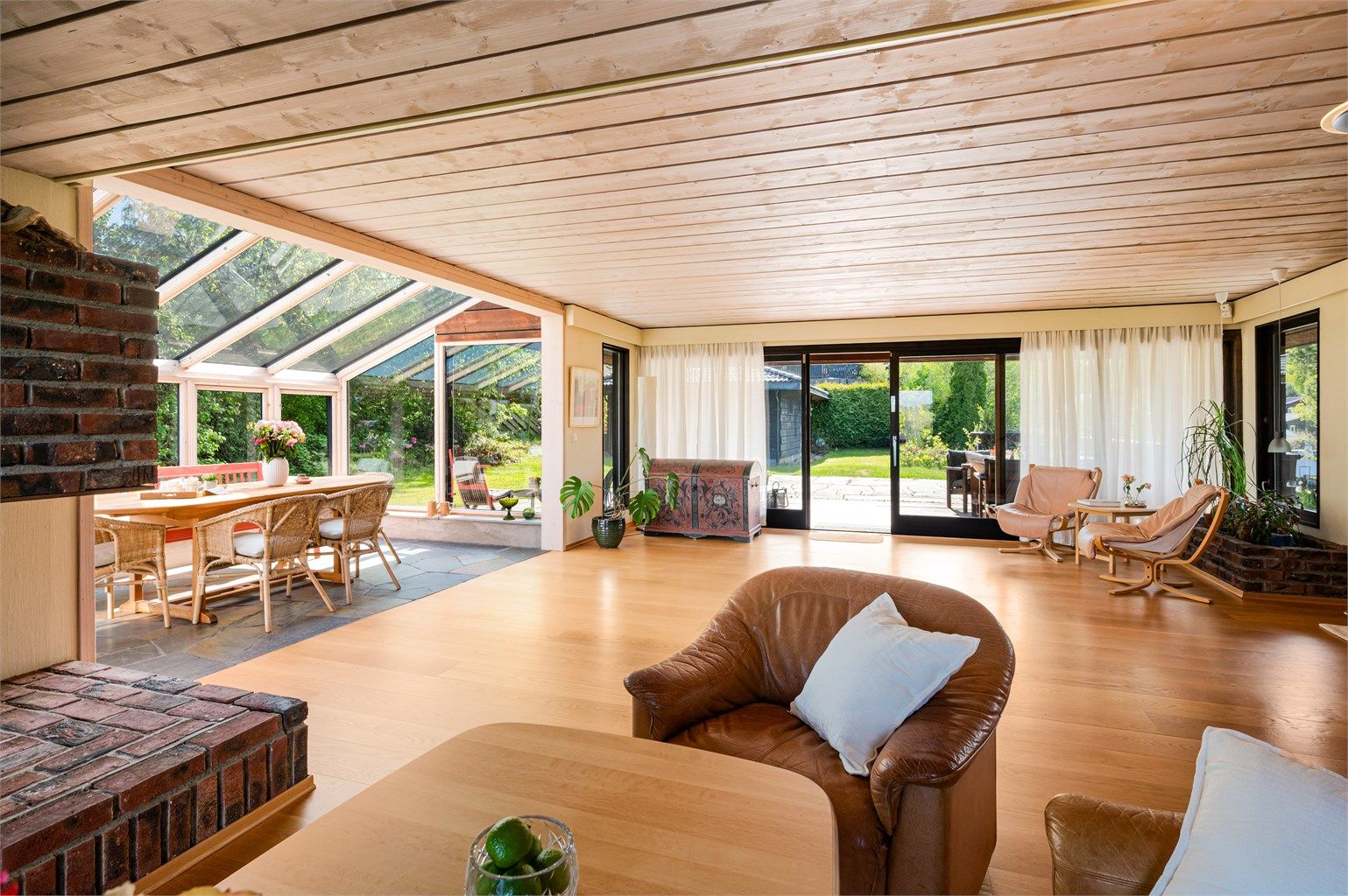 Boligen går over to plan og består blant annet av en romslig stue med store vindusflater som skaper en herlig atmosfære, vinterhage, separat kjøkken, hovedsoverom med eget bad, hybel med egen inngang og rikelig med parkering i to store garasjer. 