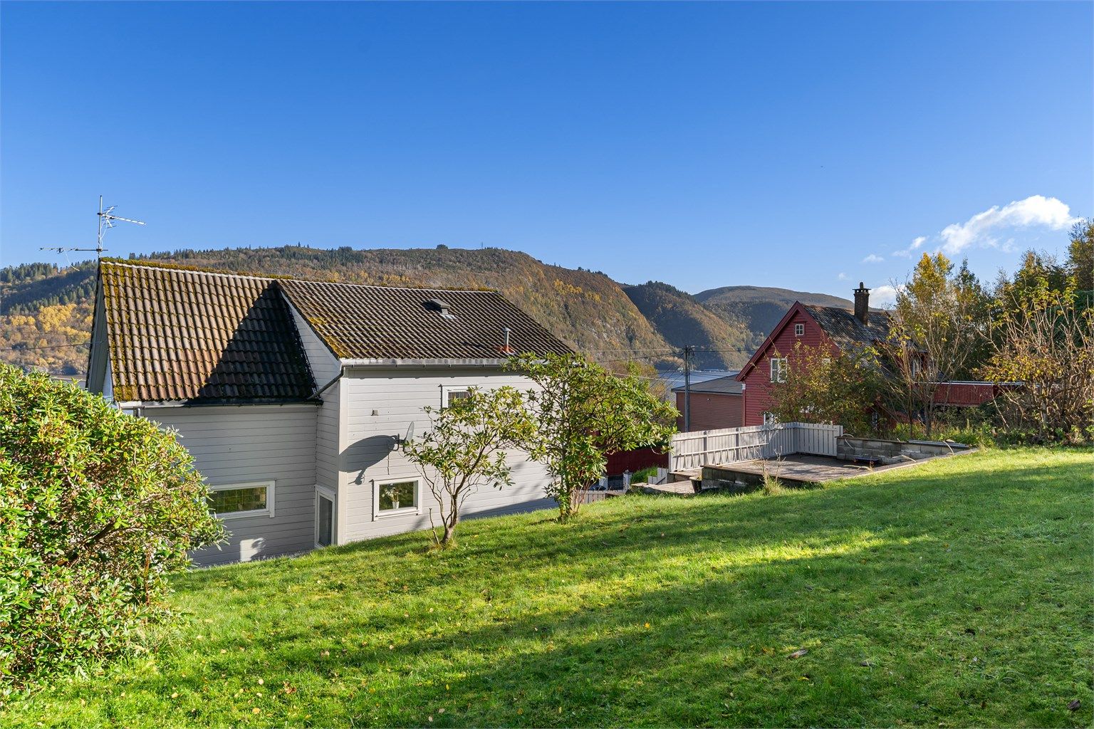 Pent opparbeidet hage med stor gressplen