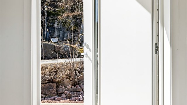 Oso varmtvannsbereder og Flexit Nordic S2 ventilasjonsaggregat i entré.