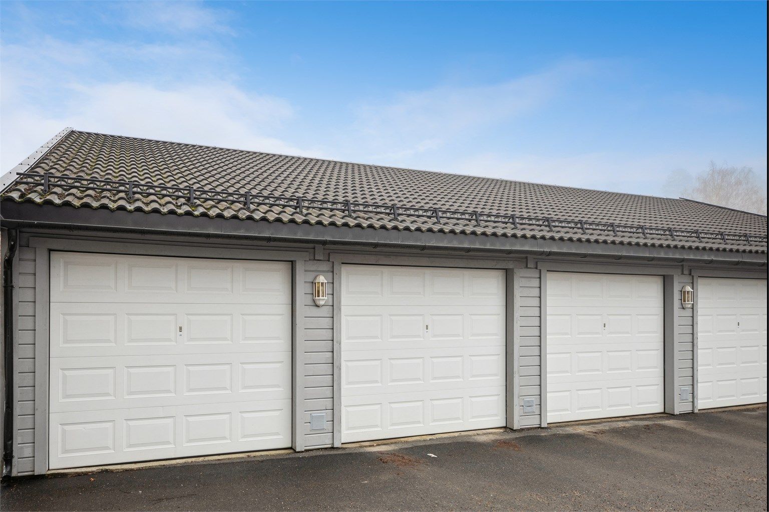 Biloppstillingsplass i felles garasjerekke.