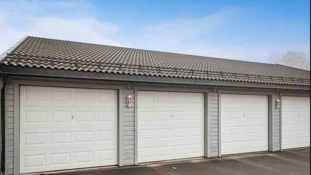 Biloppstillingsplass i felles garasjerekke.