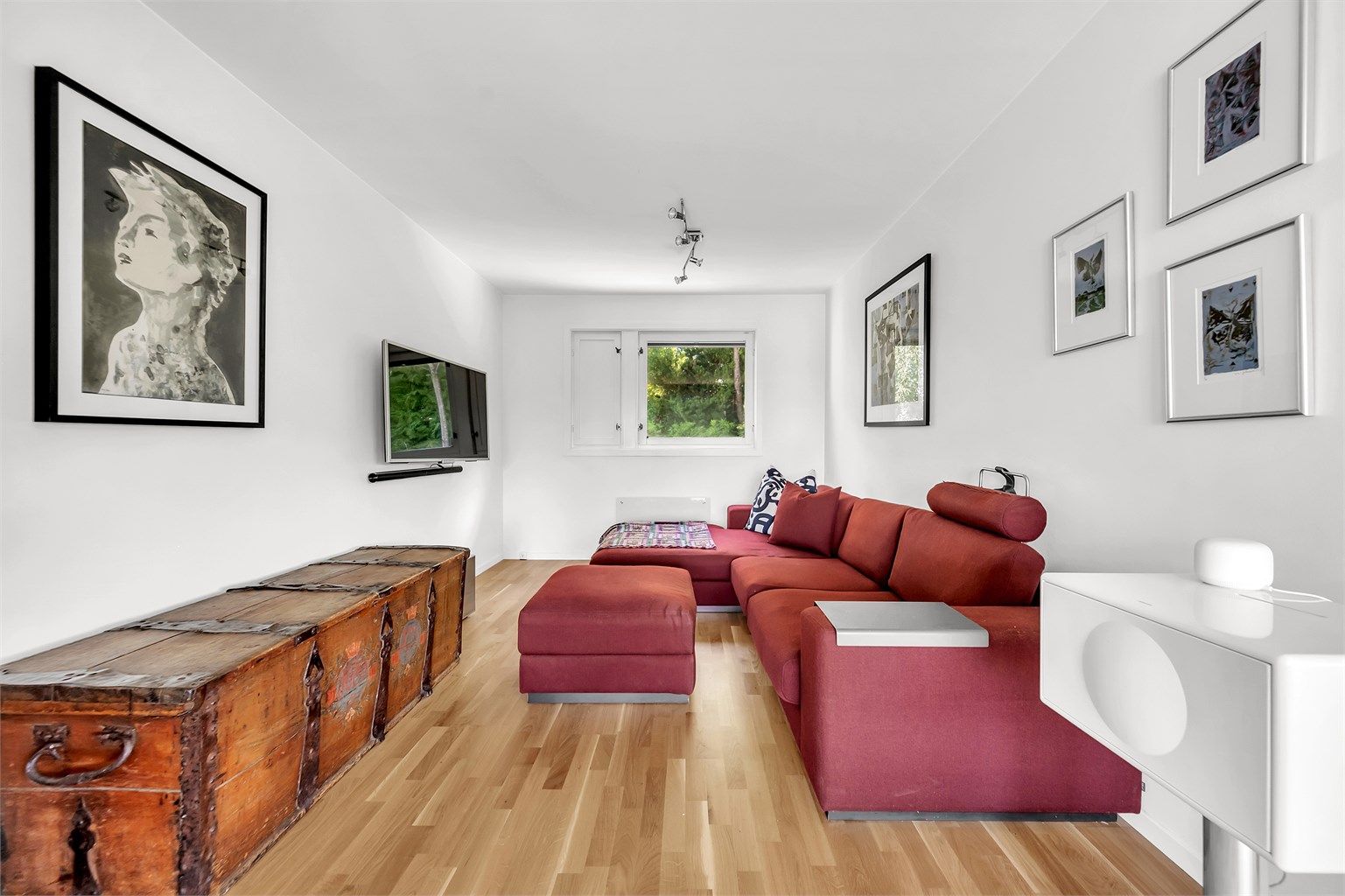 Muligheter for å gjøre om Tv-stuen til et ekstra soverom ved å sette opp en lettvegg.