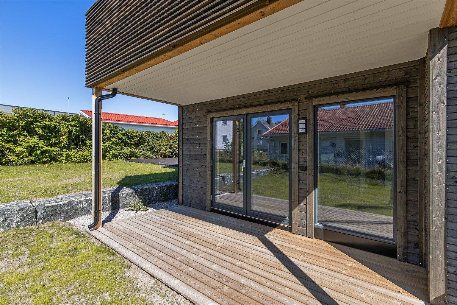 Overbygget terrasse,  med adkomst til hagen