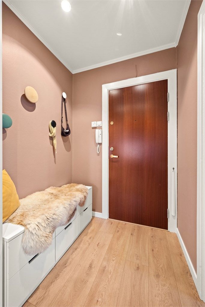 Entréen har behagelig gulvvarme (varmefolie), som gir en komfortabel velkomst.