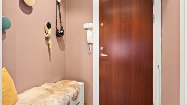 Entréen har behagelig gulvvarme (varmefolie), som gir en komfortabel velkomst.