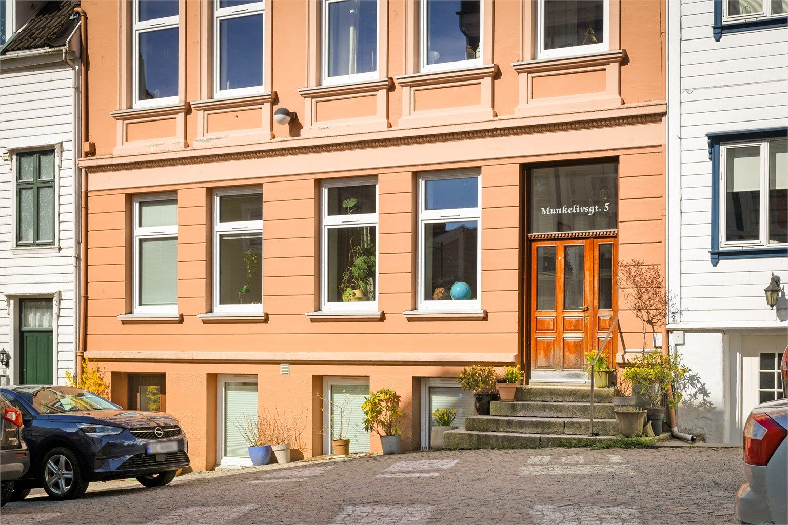 Leiligheten har en svært attraktiv og sentral beliggenhet i hjertet av Bergen sentrum, samtidig som den ligger skjermet fra støy og innsyn