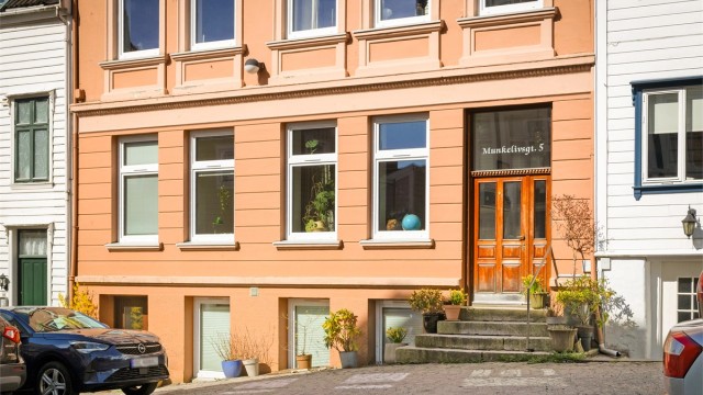 Leiligheten har en svært attraktiv og sentral beliggenhet i hjertet av Bergen sentrum, samtidig som den ligger skjermet fra støy og innsyn