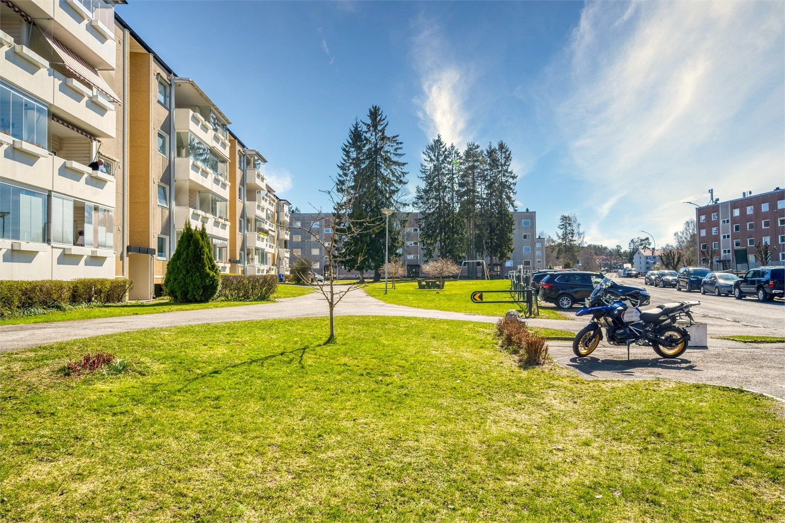 Leiligheten disponerer to boder i kjelleren på hhv. 2 og 4 m² for ekstra lagringsplass.