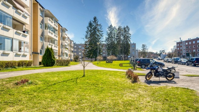 Leiligheten disponerer to boder i kjelleren på hhv. 2 og 4 m² for ekstra lagringsplass.