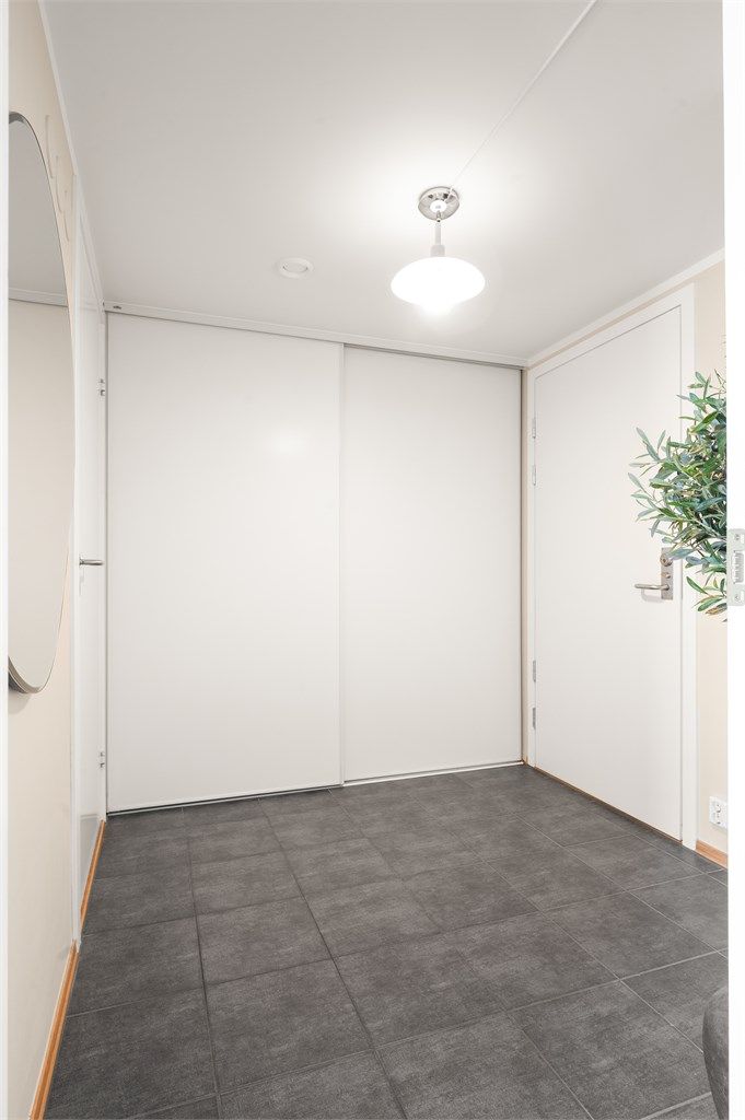 Her er det god plass til å henge fra seg yttertøyet og sette fra seg sko i en romslig skyedørsgarderobe.
