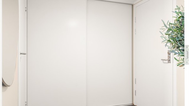 Her er det god plass til å henge fra seg yttertøyet og sette fra seg sko i en romslig skyedørsgarderobe.