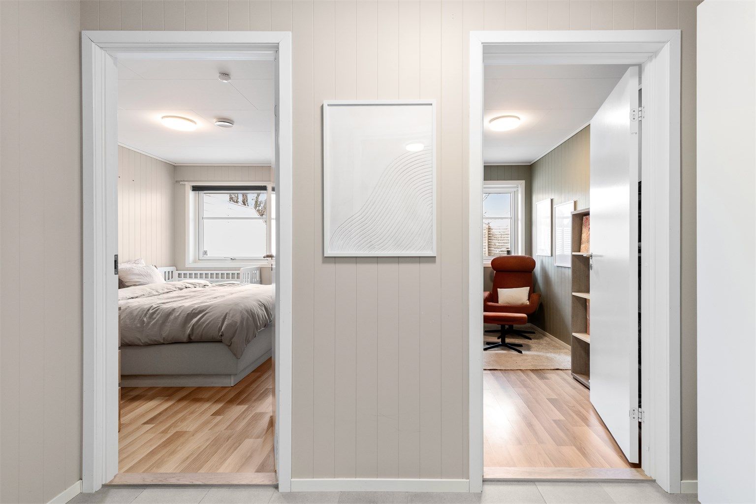 Fra gangen i første etasje er det adkomst til boligens to soverom, bad og vaskerom.