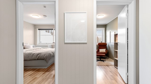 Fra gangen i første etasje er det adkomst til boligens to soverom, bad og vaskerom.