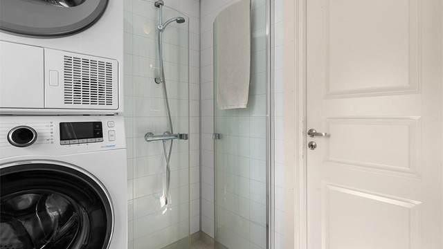Badet ble oppgradert i 2018, og er videre utstyrt med servantskap med speil og lys, dusjhjørne og toalett.