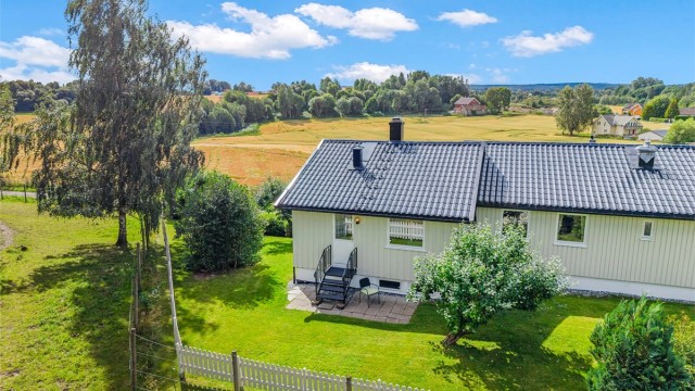 Eiendommen ligger fritt til med umiddelbar nærhet til skog og mark.