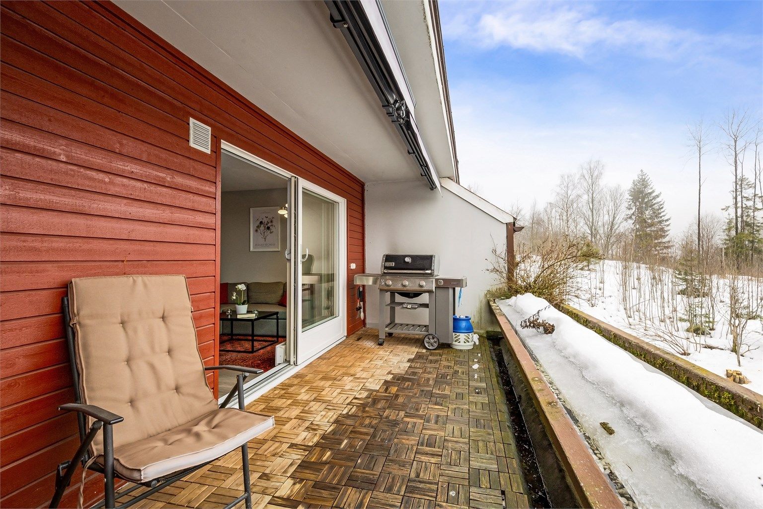 Her er det plass til utemøbler og grill, samt at det er adkomst til bod.