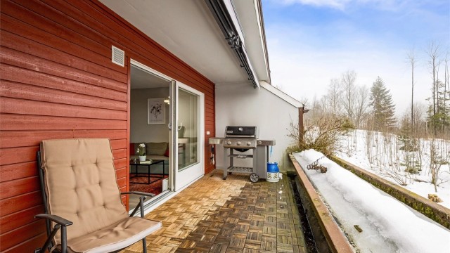 Her er det plass til utemøbler og grill, samt at det er adkomst til bod.