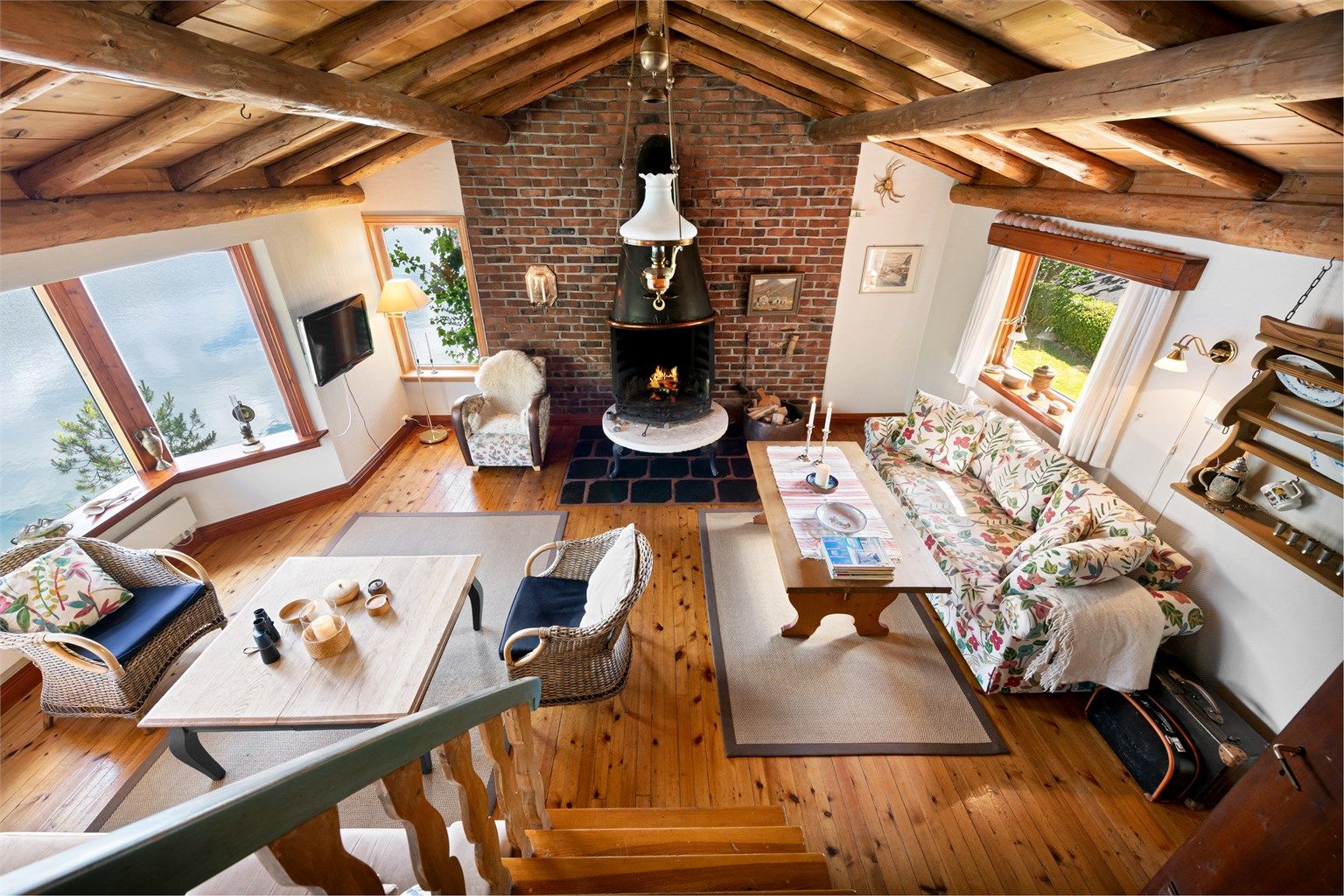 Oversikt over stuen sett fra loftstrappen 