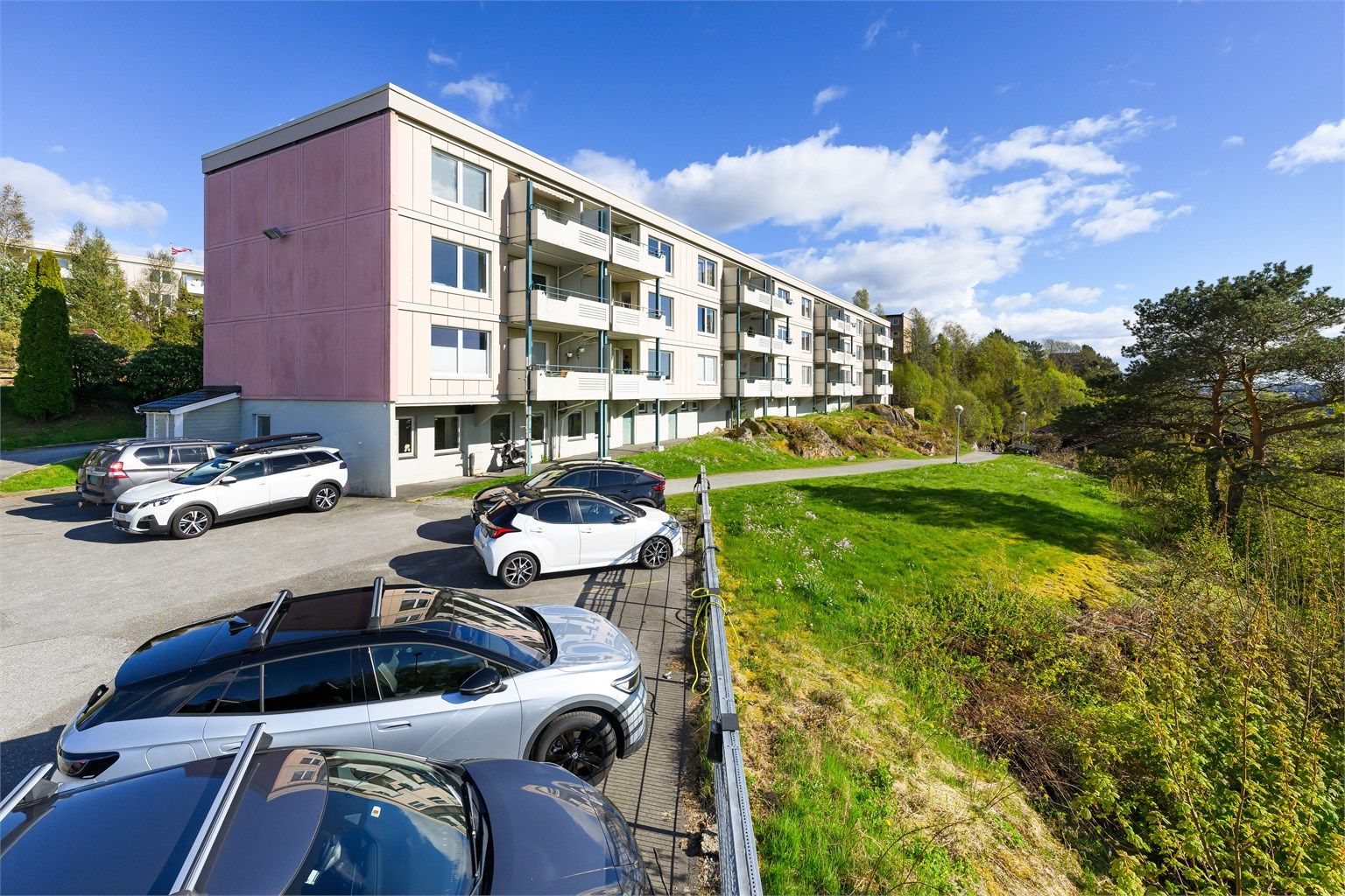 Det er kort vei fra leilighet til parkeringsområde (fast plass tildeles) hvor man også har muligheter for lading.