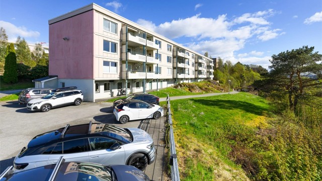 Det er kort vei fra leilighet til parkeringsområde (fast plass tildeles) hvor man også har muligheter for lading.
