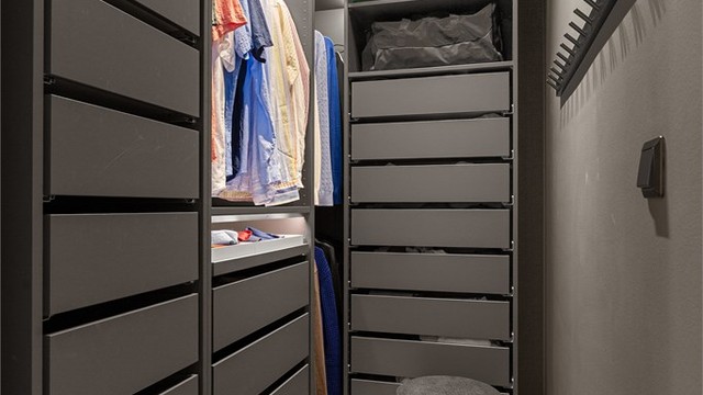 Walkin garderobe med praktisk og god mulighet for oppbevaring av tøy