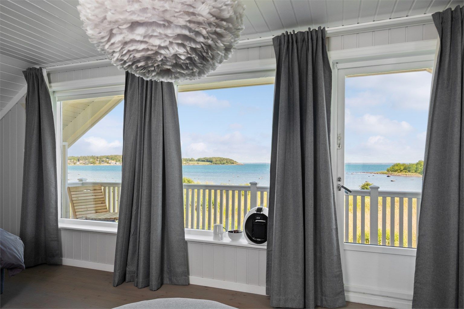 Soverommet har privat balkong med en panoramautsikt mot sjøen.
