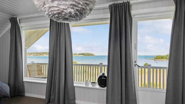 Soverommet har privat balkong med en panoramautsikt mot sjøen.