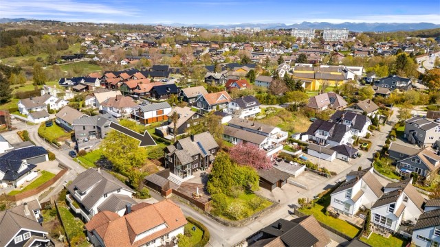 Unik enebolig med stor tomt på 1200 kvm, like v/Stokkavannet og Madla Amfi. 4 sov, 2 bad, flere stuer. Dobbelgarasje. ( Foto : Arve Gravdal )
