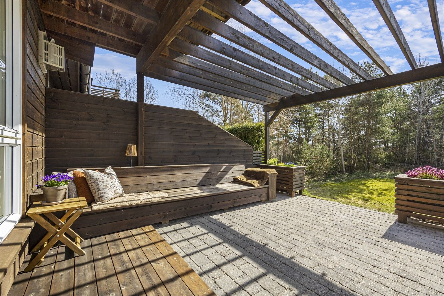 Den store uteplassen på 43 m² har en pergola som gir en lun sone.