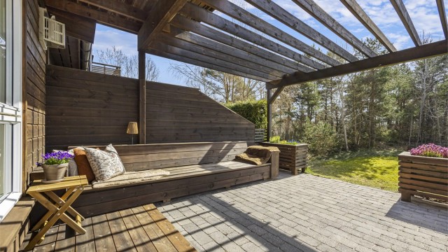 Den store uteplassen på 43 m² har en pergola som gir en lun sone.
